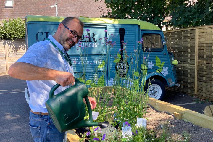 Blumen werden gegossen