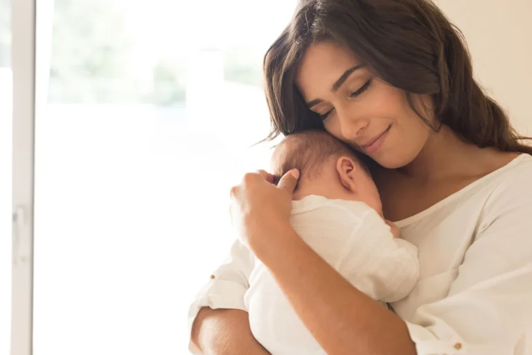 Eine Frau mit Baby