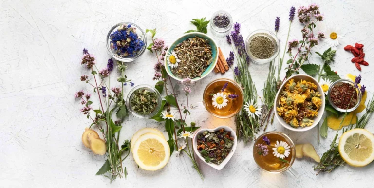 Verschiedene Teesorten und Blumen dekorativ angeordent