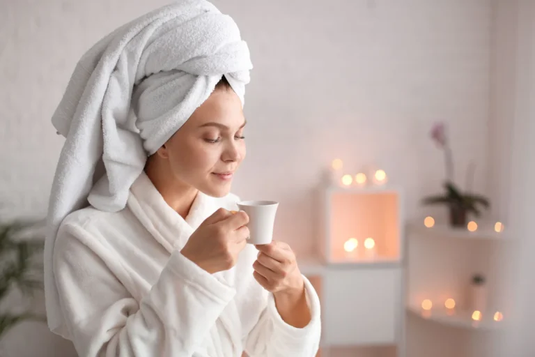 Eine Frau trinkt eine Tasse Tee